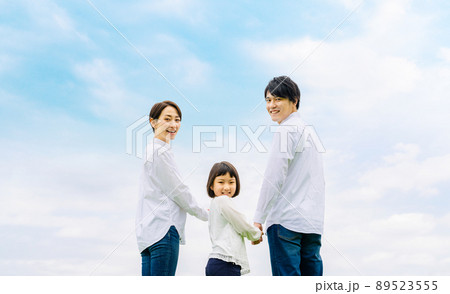 青空を背景に並ぶ家族　ファミリー　親子　子育て 89523555