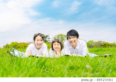 草原に寝転ぶ親子 ファミリー 子育て ピクニック 草原に寝転ぶ親子 ファミリー 子育て ピクニック 89523561