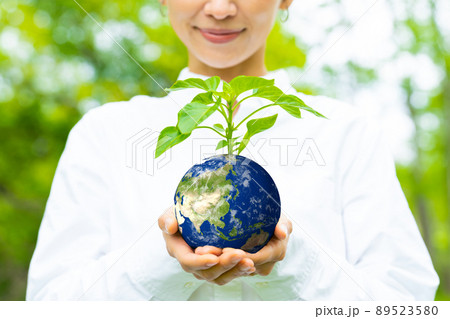 地球の模様の鉢植えを持つ女性 環境イメージ SDGs サステナブル 地球の模様の鉢植えを持つ女性 環境イメージ SDGs サステナブル 89523580