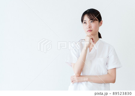 考える医師　ポートレート 89523830