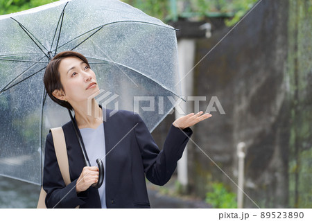 ビジネス　女性　屋外　雨 89523890
