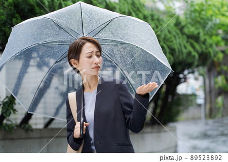 ビジネス 女性 屋外 雨 ビジネス 女性 屋外 雨 89523892