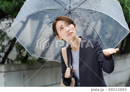 ビジネス 女性 屋外 雨 ビジネス 女性 屋外 雨 89523893