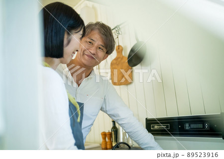 シニアカップル　ライフスタイル 89523916