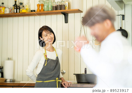 シニアカップル　ライフスタイル 89523917