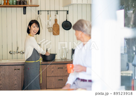 シニアカップル　ライフスタイル 89523918