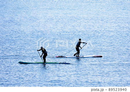 水上を力強く漕ぎ進むパドルボードたち 89523940