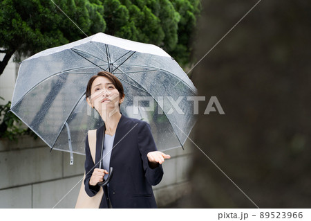 ビジネス　女性　屋外　雨 89523966