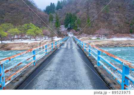 雪どけの魚野川　神弁橋からの眺め　千曲川支流　　関越自動車道湯沢IC付近　残雪　早春の風景　 89523975