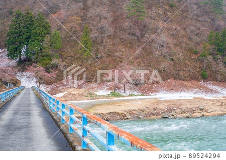 雪どけの魚野川　神弁橋からの眺め　千曲川支流　　関越自動車道湯沢IC付近　残雪　早春の風景　 89524294