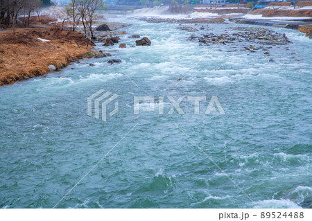 雪どけの魚野川　神弁橋からの眺め　越後湯沢　関越道湯沢IC付近　残雪　早春の風景　 89524488