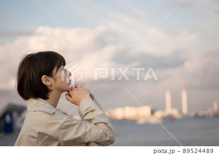 物思いにふける女性 89524489