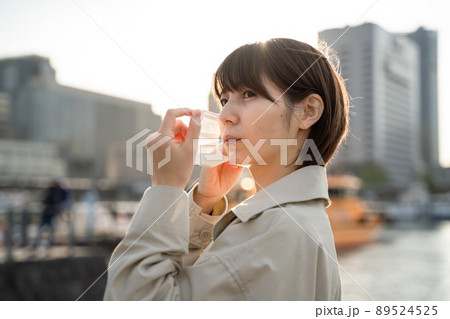 マスクをする女性 マスクをする女性 89524525