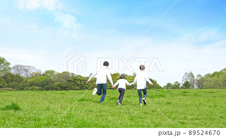 青空の草原を走る家族　環境　子育て 89524670