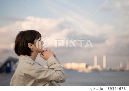 物思いにふける女性 89524678