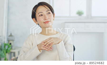 部屋でくつろぐ女性 89524682