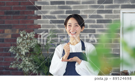 アイデアをひらめいた女性悩むエプロンをつけた女性 店員 店舗経営 アイデアをひらめいた女性悩むエプロンをつけた女性 店員 店舗経営 89524698