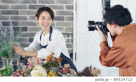 写真撮影される花屋の店員 取材 宣伝 写真撮影される花屋の店員 取材 宣伝 89524712