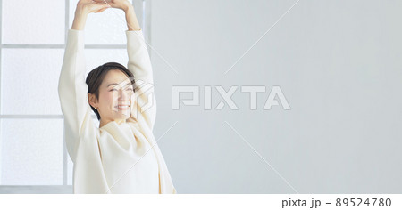 リラックスする女性　ボディケア　健康 89524780