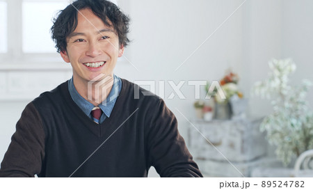 会話する男性　インタビュー　ビデオ会議 89524782