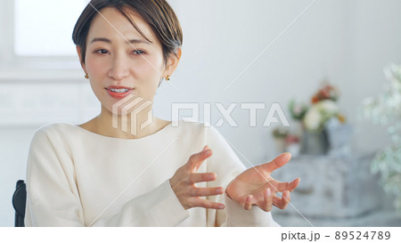 会話する女性　インタビュー 89524789