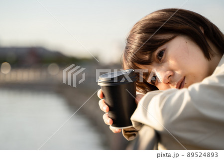 物思いにふける女性 89524893