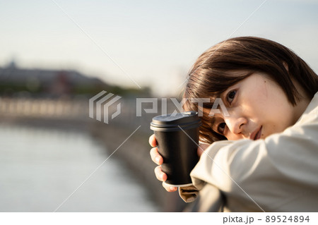 物思いにふける女性 物思いにふける女性 89524894