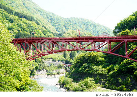 富山県黒部市宇奈月の黒部峡谷鉄道にかかる赤い鉄橋の写真・観光名所・絶景 89524968