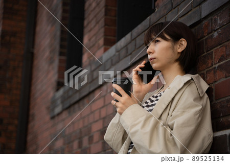 スマホで通話する女性 89525134
