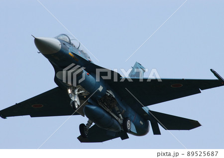 航空自衛隊 小松基地に着陸進入するF-2B 89525687