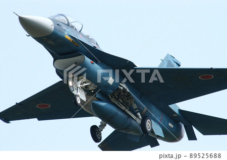 航空自衛隊 小松基地に着陸進入するF-2B 89525688