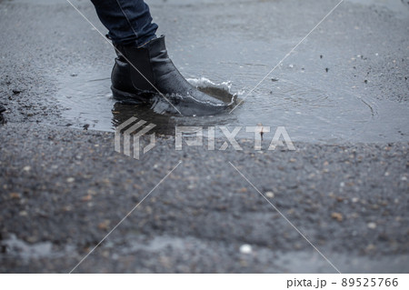 水たまりに入る足元 puddleの写真素材 [89525766] - PIXTA