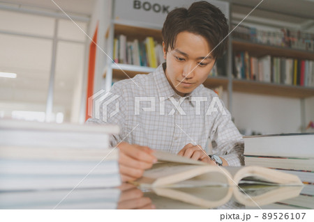 本を読む 89526107