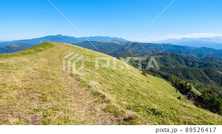 信州ビーナスライン・三峰山トレッキング （八ヶ岳方面の眺め） 89526417