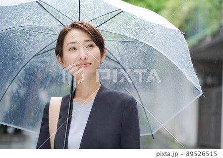 傘を持って歩く女性　ビジネス 89526515