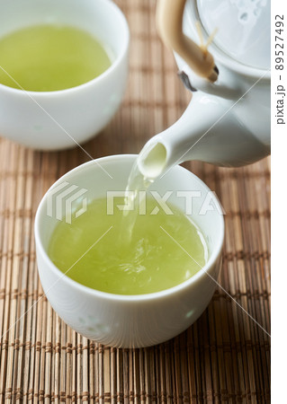 急須で緑茶を淹れる 89527492