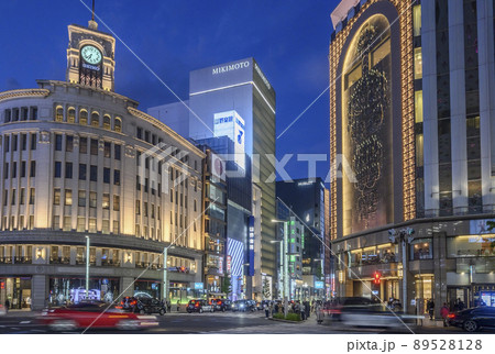 銀座4丁目交差点の夕景 和光時計台と銀座三越 東京都中央区 銀座4丁目交差点の夕景 和光時計台と銀座三越 東京都中央区 89528128