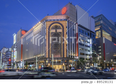 銀座4丁目交差点の夕景　銀座三越　東京都中央区 89528131