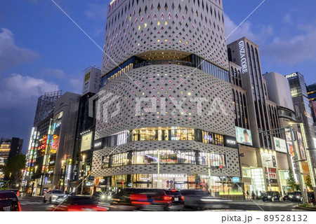 銀座4丁目交差点の夕景　銀座プレイス　東京都中央区 89528132