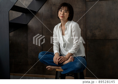 アンニュイな雰囲気の眼鏡の若い女性 89528145