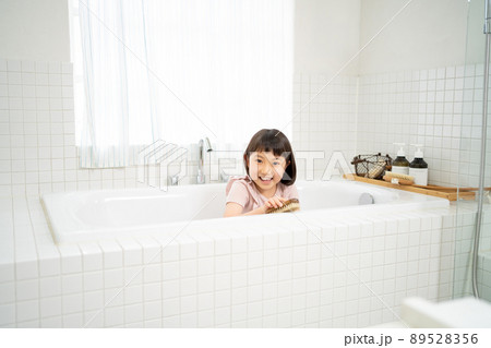 お風呂掃除を手伝う女の子 お風呂掃除を手伝う女の子 89528356
