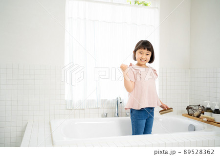 お風呂掃除を手伝う女の子 89528362