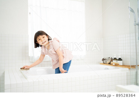 お風呂掃除を手伝う女の子 お風呂掃除を手伝う女の子 89528364