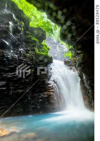 【栃木県・スッカン沢】水飛沫を揚げる雄飛の滝 7月 8月 89528479