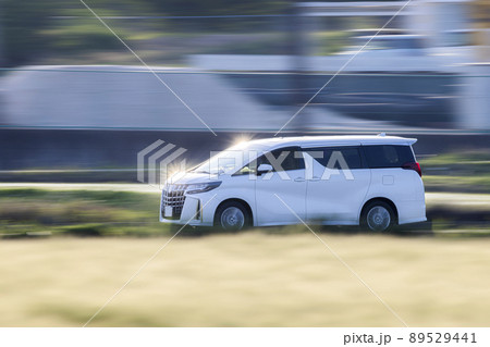 走る車　流し撮り 89529441