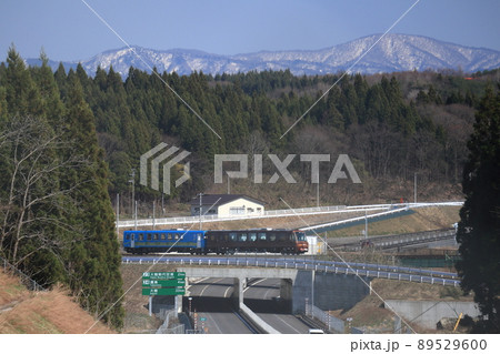 秋田自動車道の上を通る秋田内陸線の列車と残雪が残る竜ヶ森 秋田自動車道の上を通る秋田内陸線の列車と残雪が残る竜ヶ森 89529600