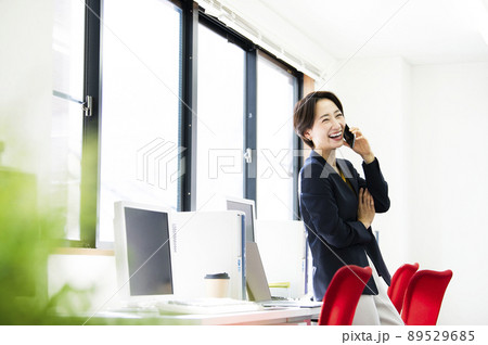 オフィスで電話する女性 オフィスで電話する女性 89529685