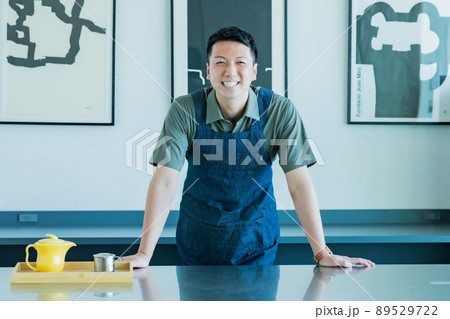 笑顔のカフェのマスター 89529722