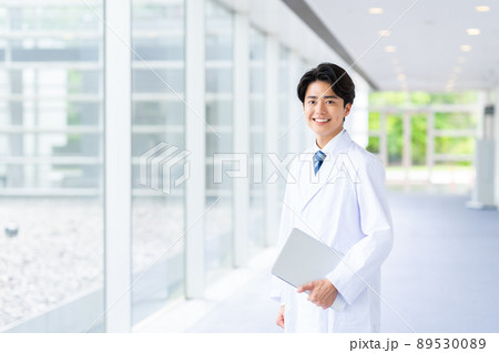 白衣の若い男性 白衣の若い男性 89530089