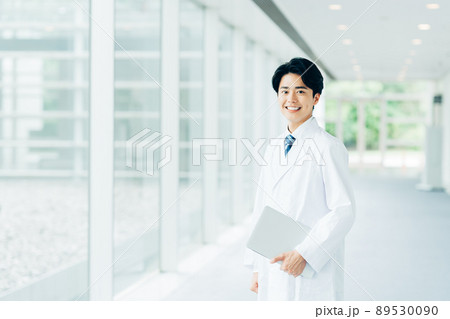 白衣の若い男性 白衣の若い男性 89530090